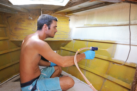 VGM Breed Nieuws - nieuws december 2022 - Man bezig met het aanbrengen van PUR-schuim, zonder beschermende kleding, met daardoor groot risico op problemen voor inhallatie of huiduitslag.