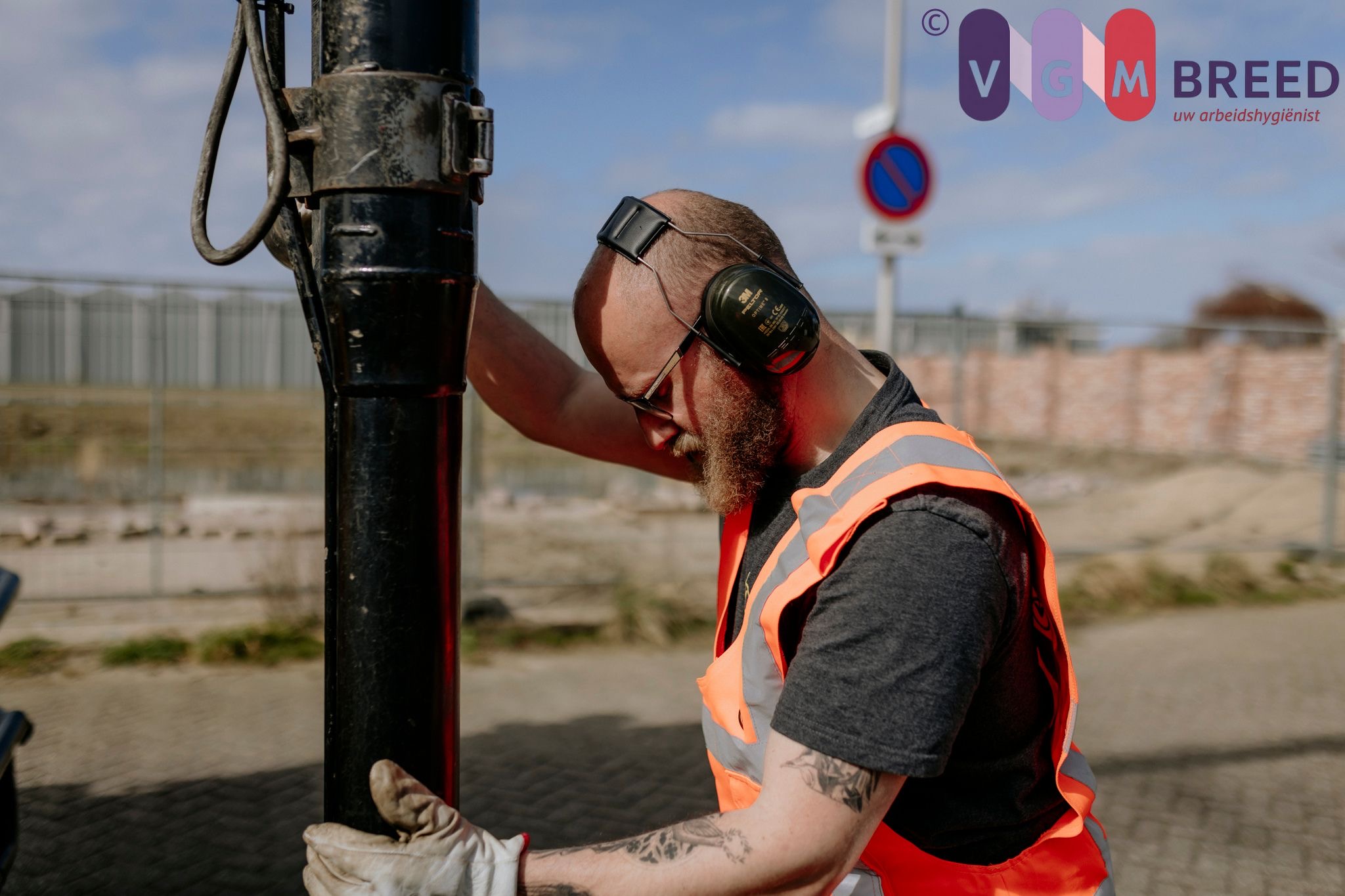 Foto van een medewerker met gehoorbescherming tijdens boorwerkzaamheden
